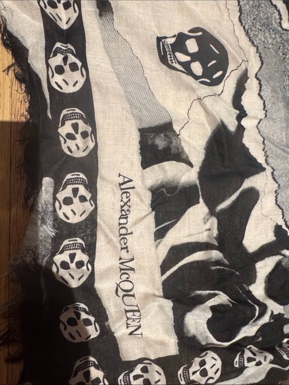 Alexander McQueen Black and White Skull Rose Throw - Picture 2 of 5